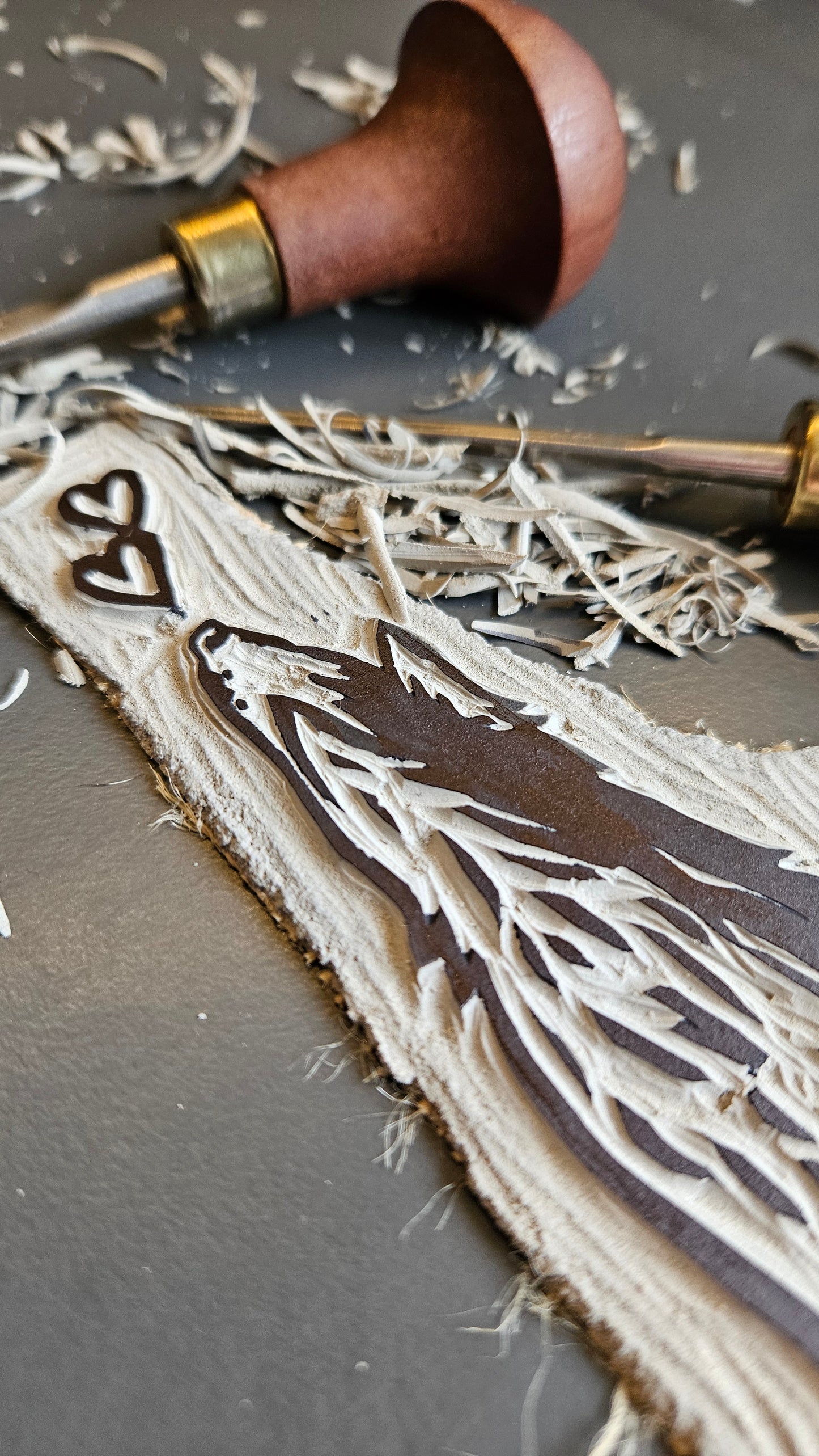 Le chien amoureux - Linogravure encadrée