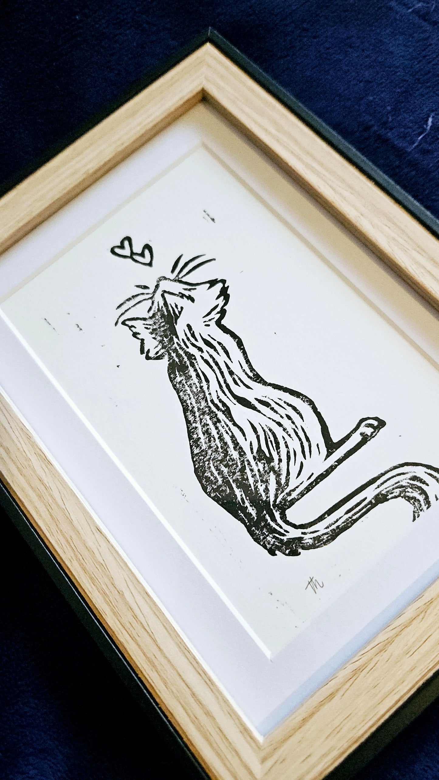 Moustache, le chat amoureux - linogravure encadrée